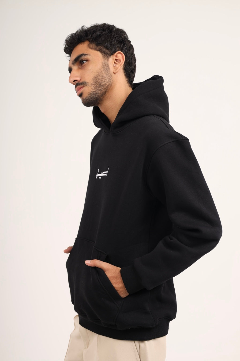 الحصان الأسود هودي - أسود 